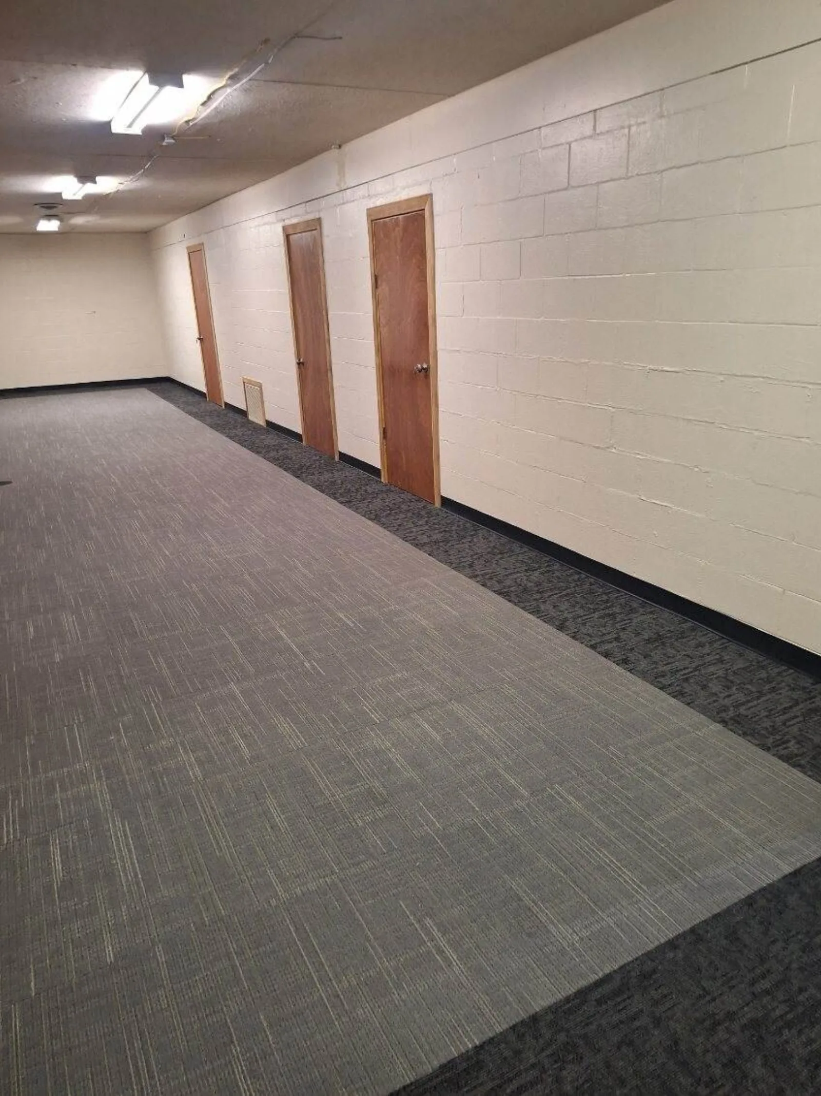 Commercial carpet-tile hallway